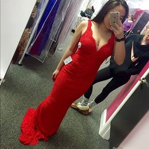 Sexy Red Scalloped V-Neck Lace Prom Dress